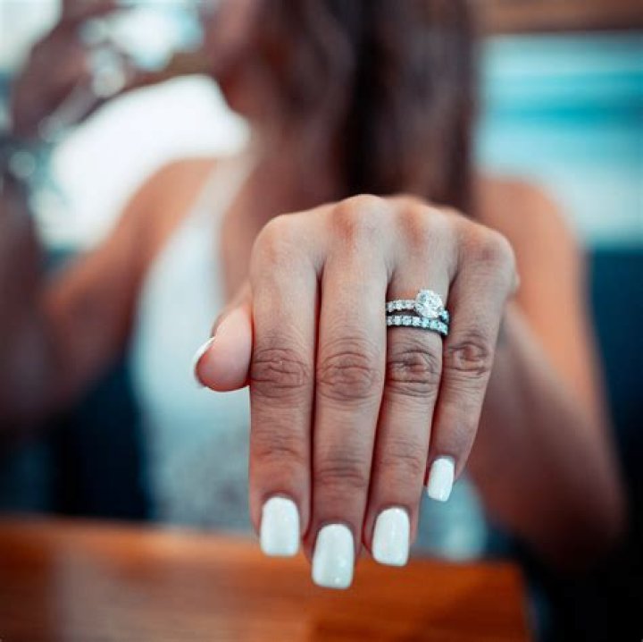 Does Harry wear a wedding ring?